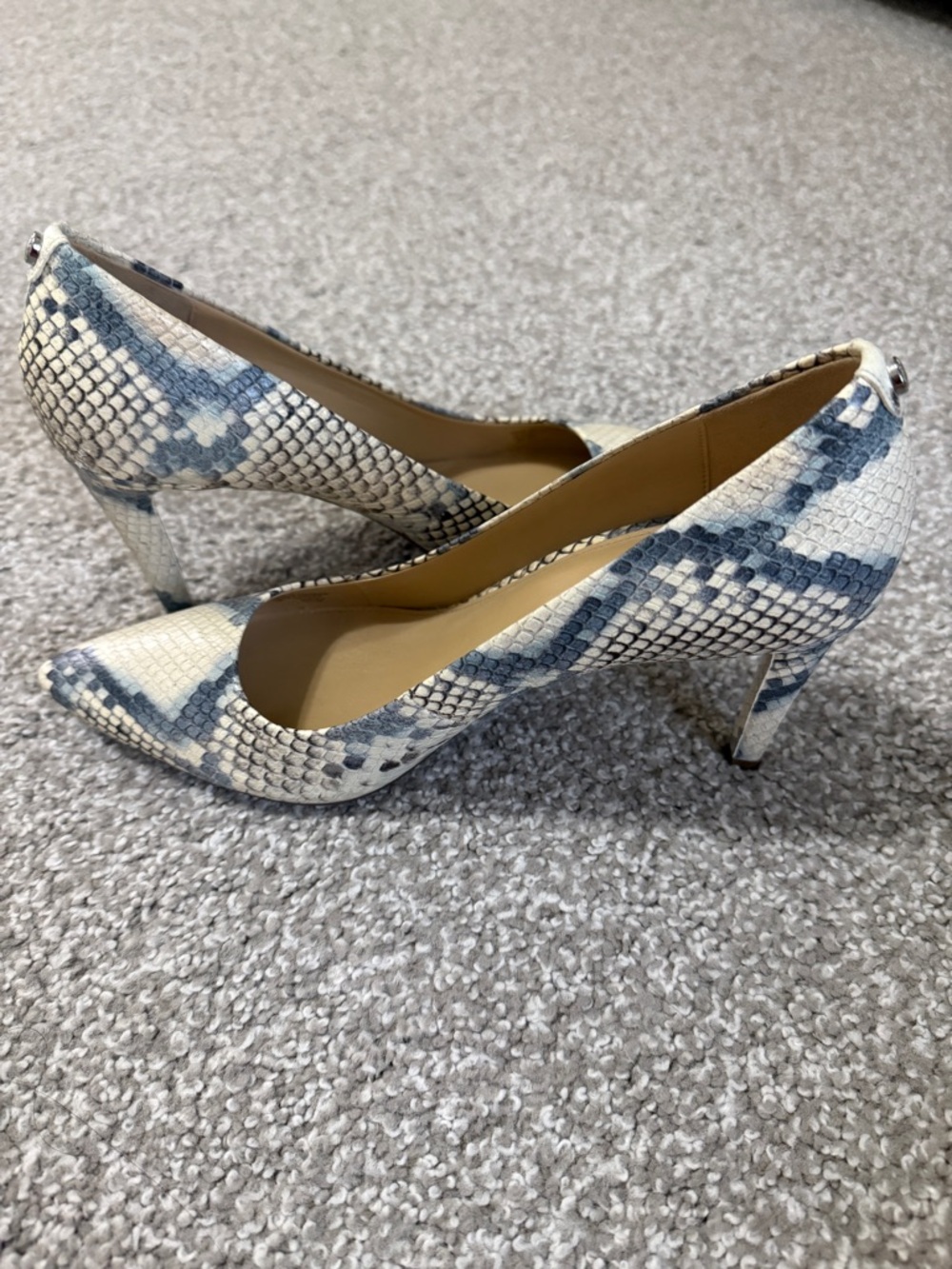 Michael Kors Blue and Cream Snake-Print Pointed Pumps-9M - Very good condition! - Picture 3 of 7